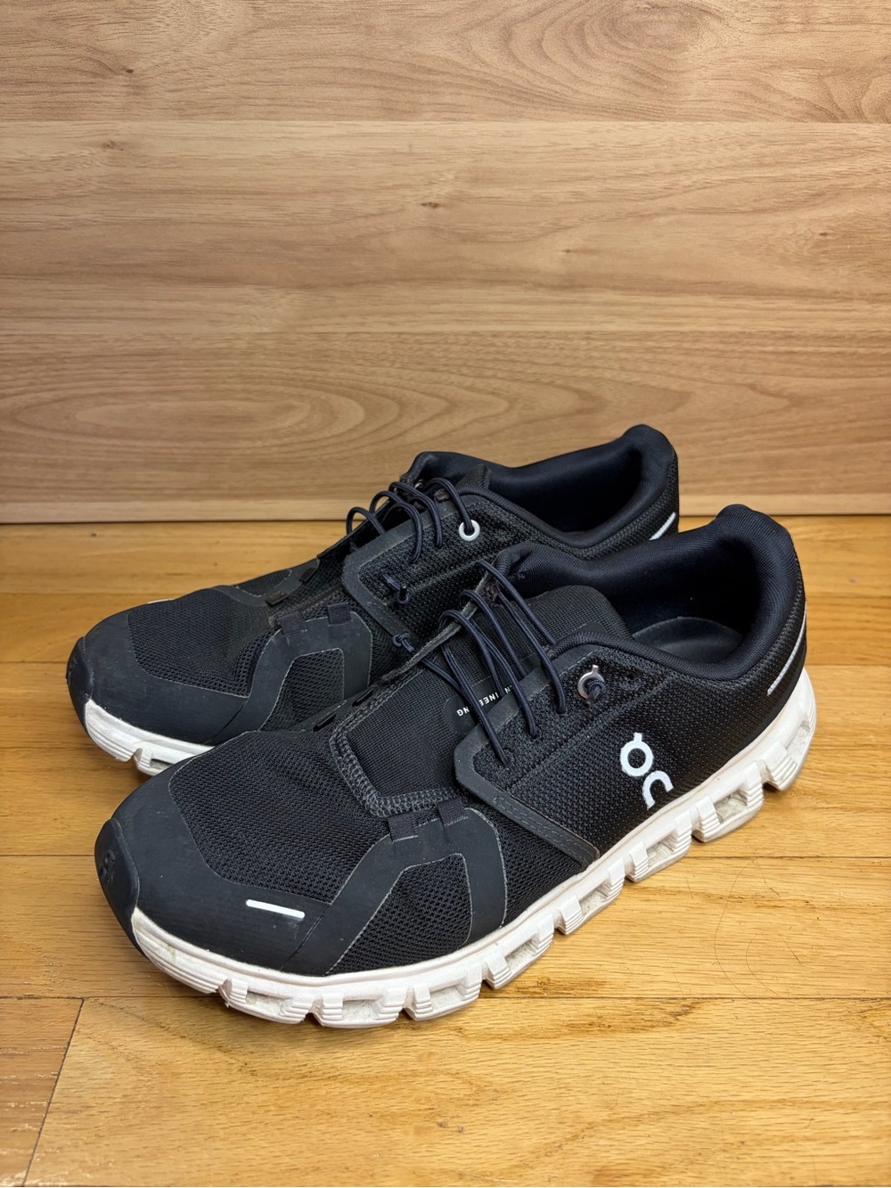 On Running Cloud 6 Men’s Sneakers in Black / White - Size 9